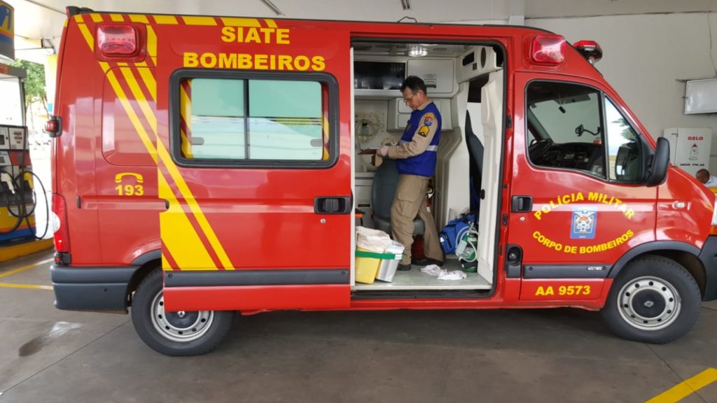 Carro para em cima de pé de vítima, que é socorrida pelo Siate