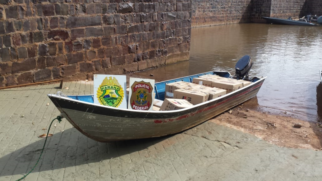 Policiais realizam apreensão de embarcação carregada com cigarros paraguaios em Guaíra