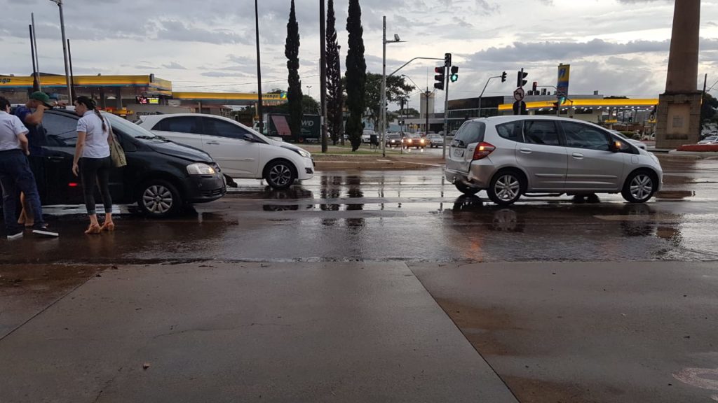Mulher fere o joelho em batida entre carros e precisa dos cuidados do Siate na região do Pacaembu