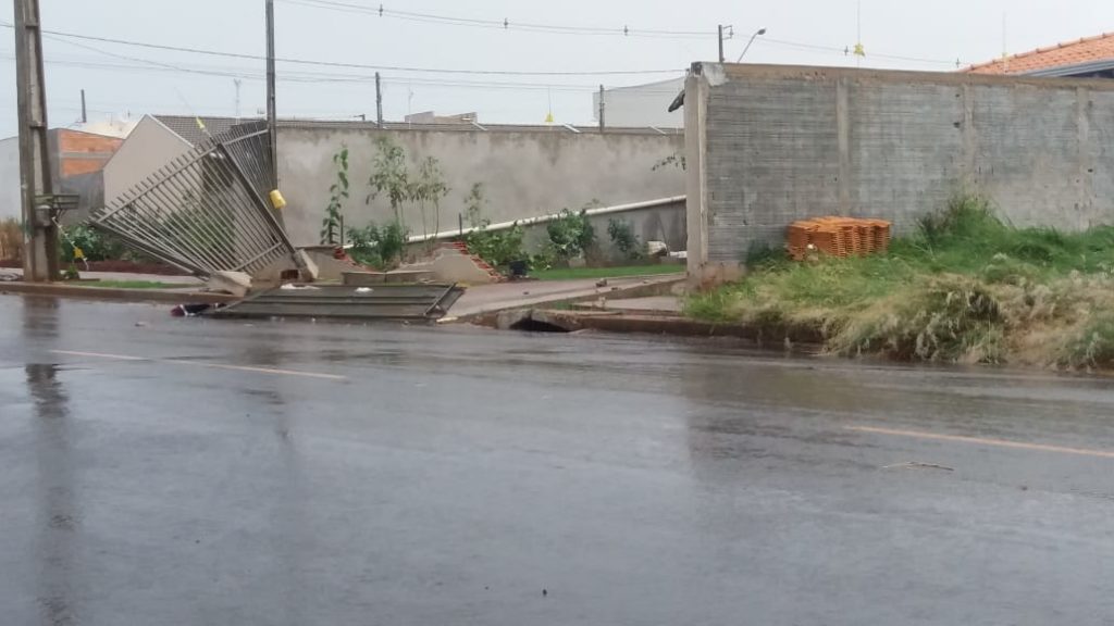 Defesa Civil entrega lonas em quatro imóveis durante as chuvas desta tarde em Cascavel