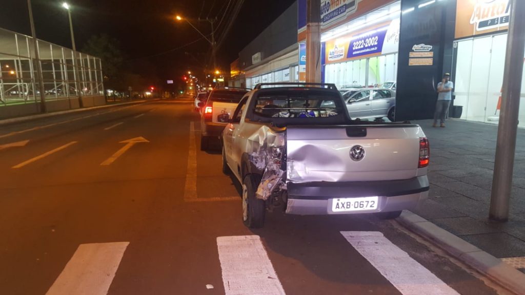 Colisão traseira envolve dois veículos Saveiro na Avenida Brasil, no São Cristóvão