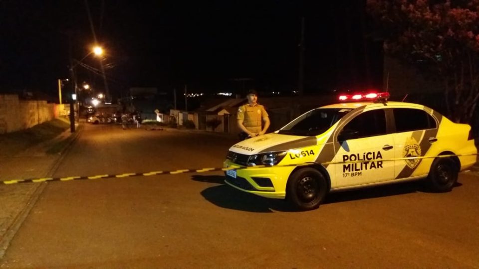 Bandidos invadem cancha de futebol disparando; um morreu e outro foi socorrido