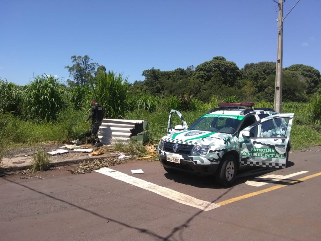 Patrulha Ambiental e Secretaria do Meio Ambiente realizam limpeza em terreno no Loteamento Belmonte Patrulha Ambiental e Secretaria do Meio Ambiente realizam limpeza em terreno no Loteamento Belmonte