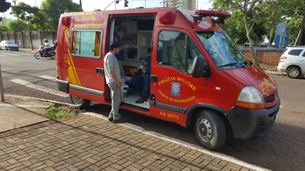 Jovem fica ferido em colisão entre carro e moto na Área Militar
