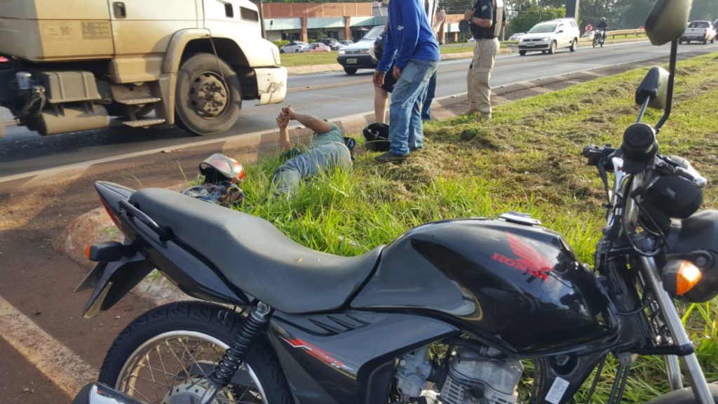 Batida entre moto e Del Rey deixa motociclista ferido no Trevo da Portal