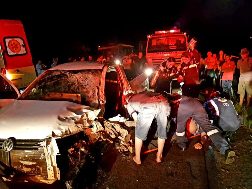 Três veículos se envolvem em grave acidente na PR-281
