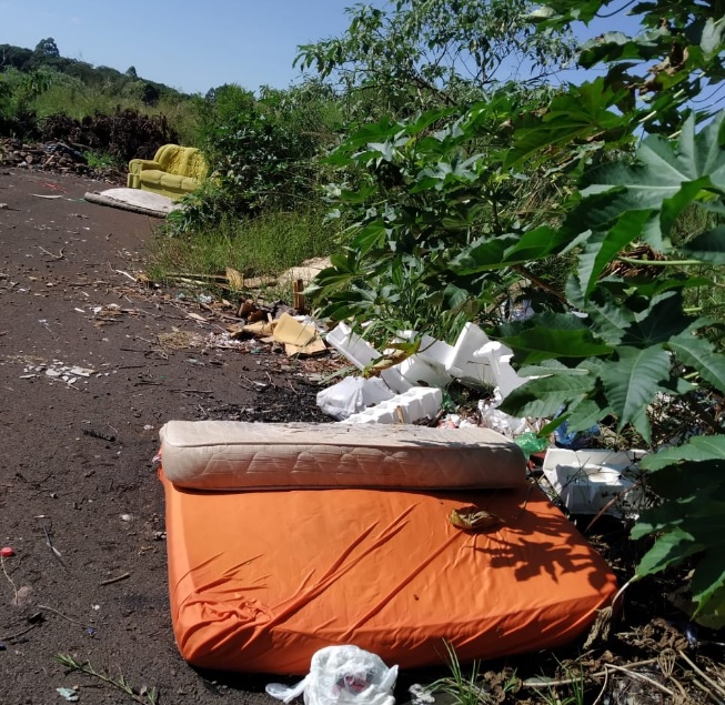 Loteamento Verona: colchão, sofá e muito lixo é descartado incorretamente em via pública; moradora cobra por providências Loteamento Verona: colchão, sofá e muito lixo é descartado incorretamente em via pública; moradora cobra por providências