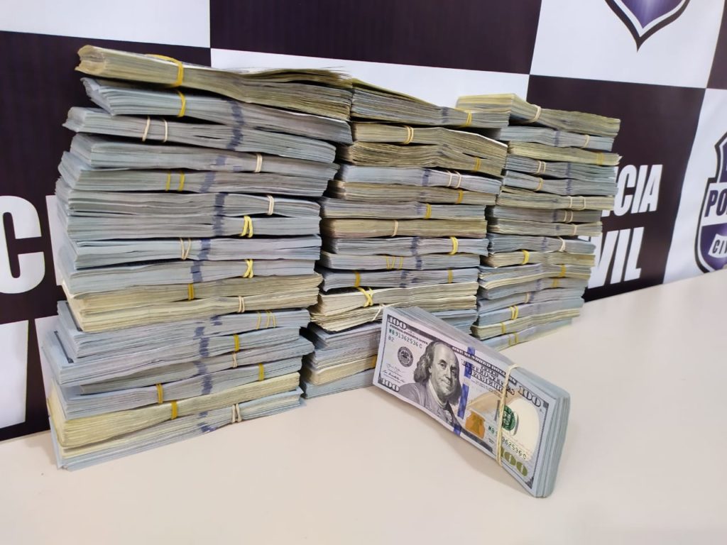 Polícia Civil apreende meio milhão de dólares e prende duas mulheres por evasão de divisas Polícia Civil apreende meio milhão de dólares e prende duas mulheres por evasão de divisas
