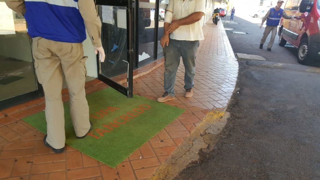 Homem com ferimento no cotovelo é socorrido pelo Siate
