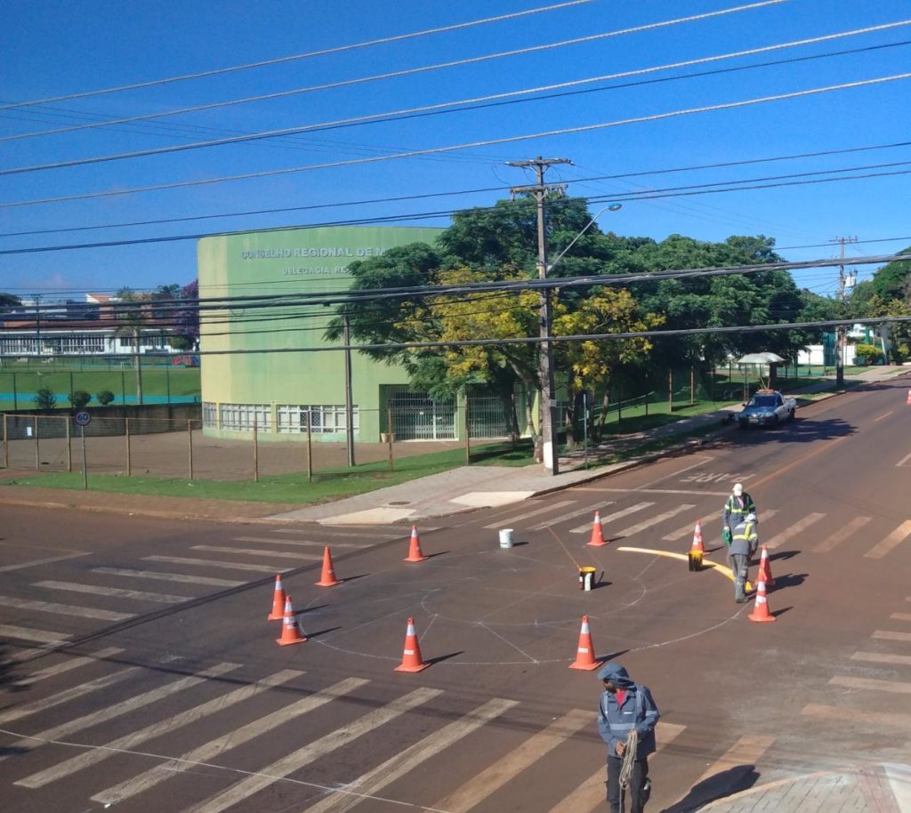 Nova sinalização é feita no cruzamento das ruas Guaíra e Jequitibá