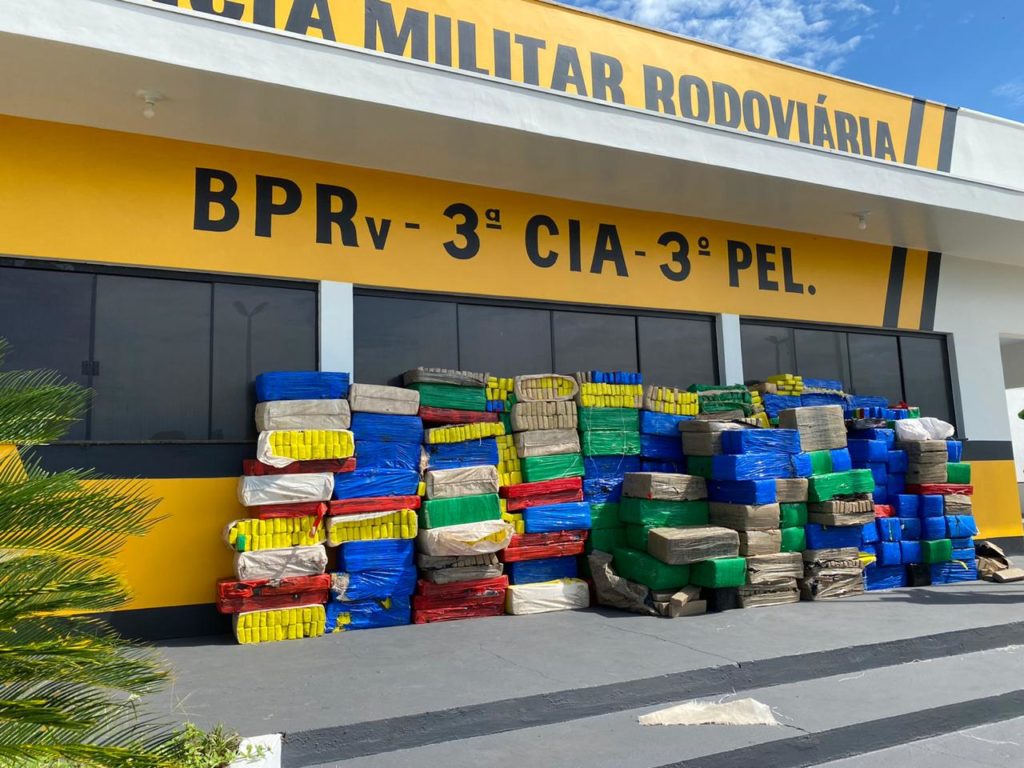 PRE apreende caminhão carregado com 3,5 toneladas de maconha, em Iporã PRE apreende caminhão carregado com 3,5 toneladas de maconha, em Iporã