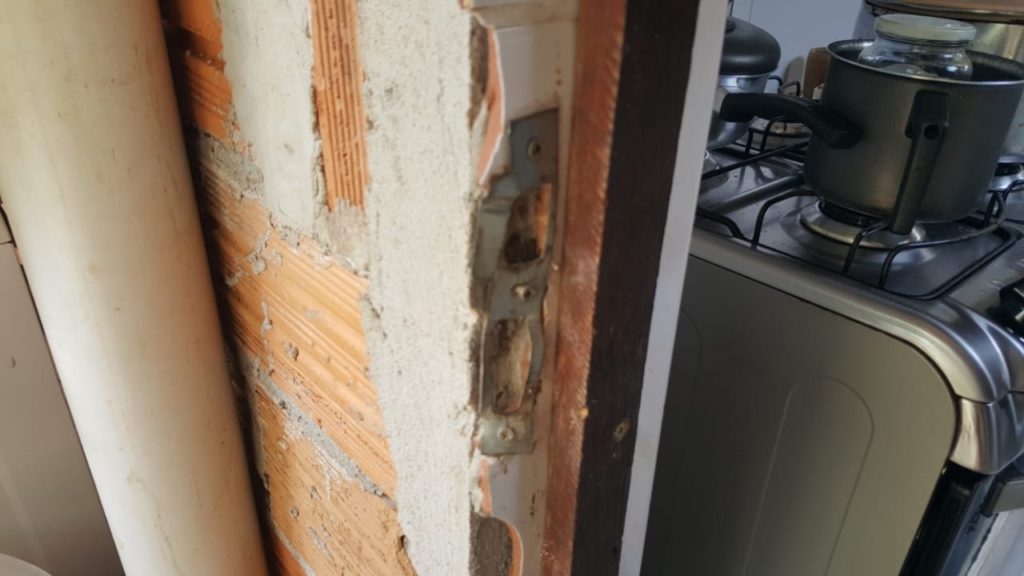 Ladrões arrombam residência, furtam televisor e até carnes de geladeira, no Bairro Brasmadeira Ladrões arrombam residência, furtam televisor e até carnes de geladeira, no Bairro Brasmadeira