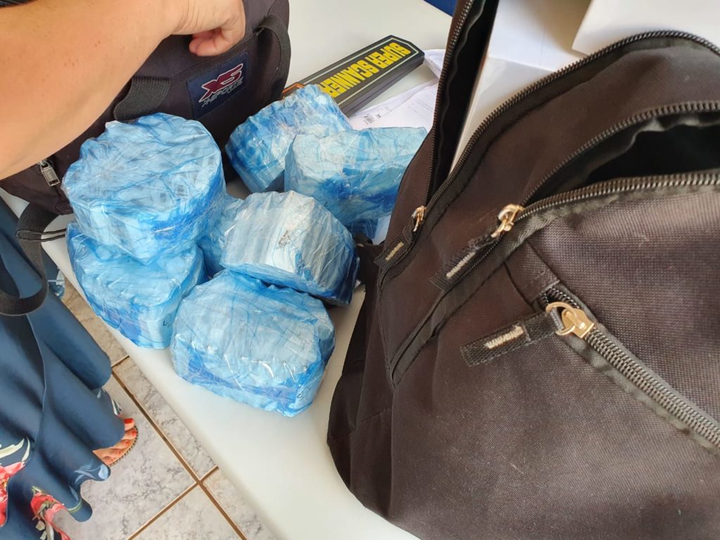 Passageiras são detidas com 18 kg de maconha, remédios, pneus e outros produtos contrabandeados