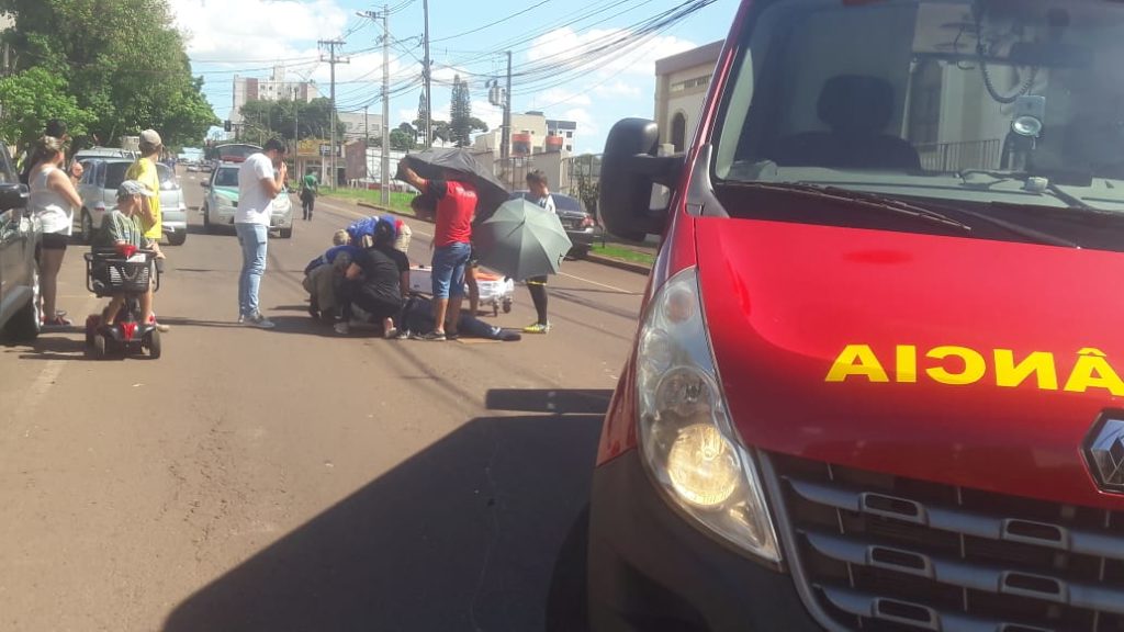 Carro e moto se envolvem em colisão no cruzamento das Ruas Natal e JK