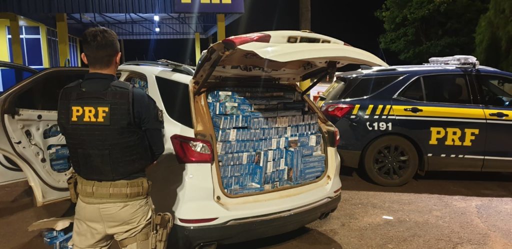 Veículo Equinox com registro de roubo, placas falsas e carregado com cigarros é apreendido pela PRF em Santa Tereza do Oeste