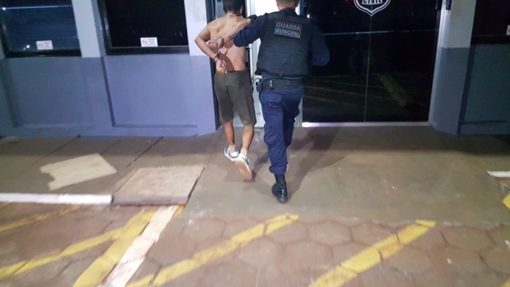 Rapaz causa desordem e confusão no Terminal Oeste e acaba detido pela Guarda Municipal