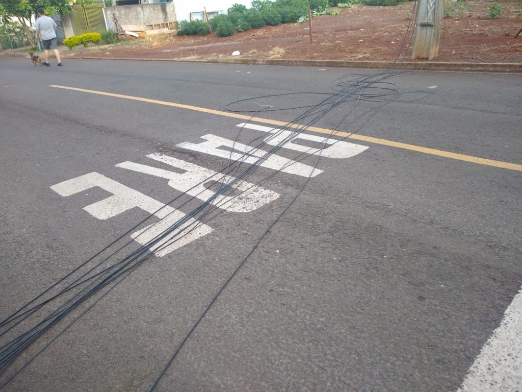 Atenção! Fios estão caídos na Rua Guaiaquis, perto da Av. Tito Muffato Atenção! Fios estão caídos na Rua Guaiaquis, perto da Av. Tito Muffato