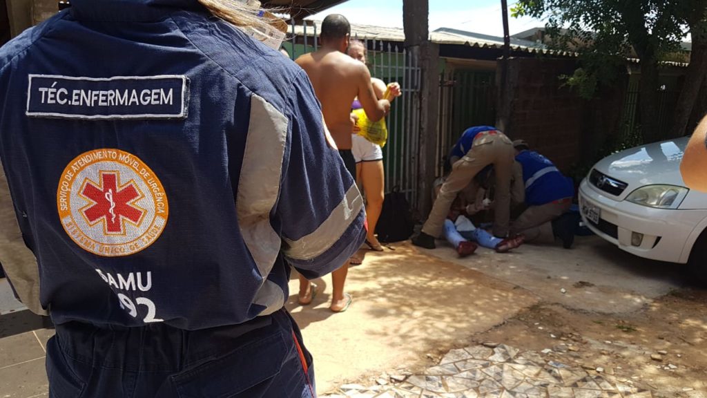 Jovem ferida com vidro é socorrida no Cascavel Velho