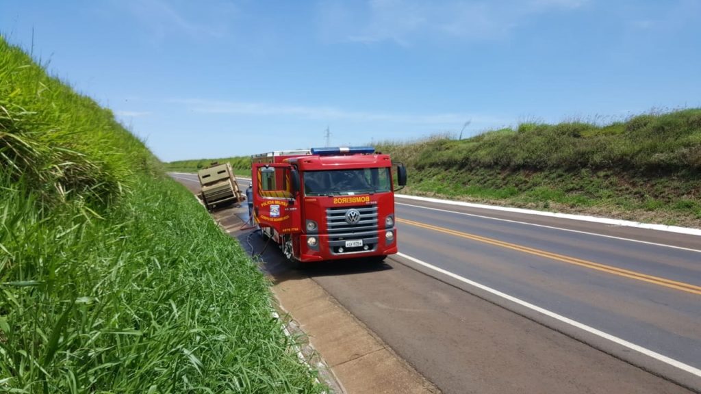 Corpo de Bombeiros é acionado para combater princípio de incêndio em máquina agrícola, na BR-163 Corpo de Bombeiros é acionado para combater princípio de incêndio em máquina agrícola, na BR-163