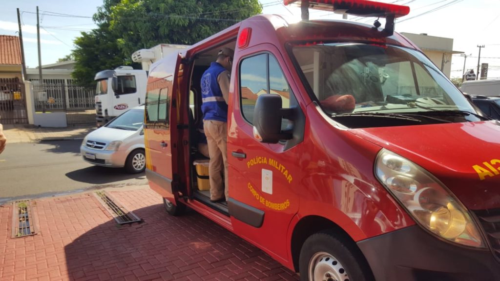 Mulher com ferimento na mão é socorrida em mercado do Pioneiros Catarinenses