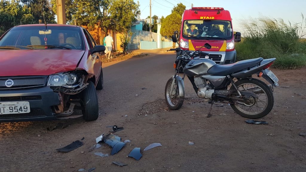Motociclista tem grande laceração na perna após se envolver em colisão com carro