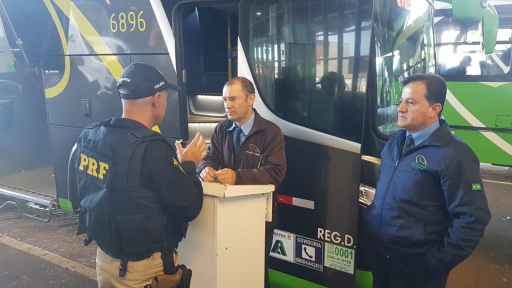 PRF e Cettrans realizam comando educativo na Rodoviária de Cascavel PRF e Cettrans realizam comando educativo na Rodoviária de Cascavel