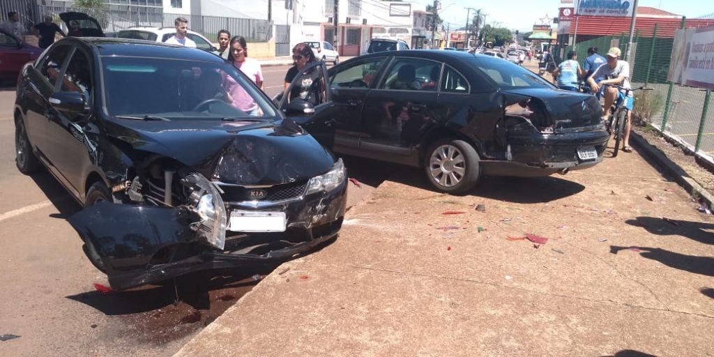Citroen C4 e Kia Cerato batem em cruzamento no Bairro Neva Citroen C4 e Kia Cerato batem em cruzamento no Bairro Neva