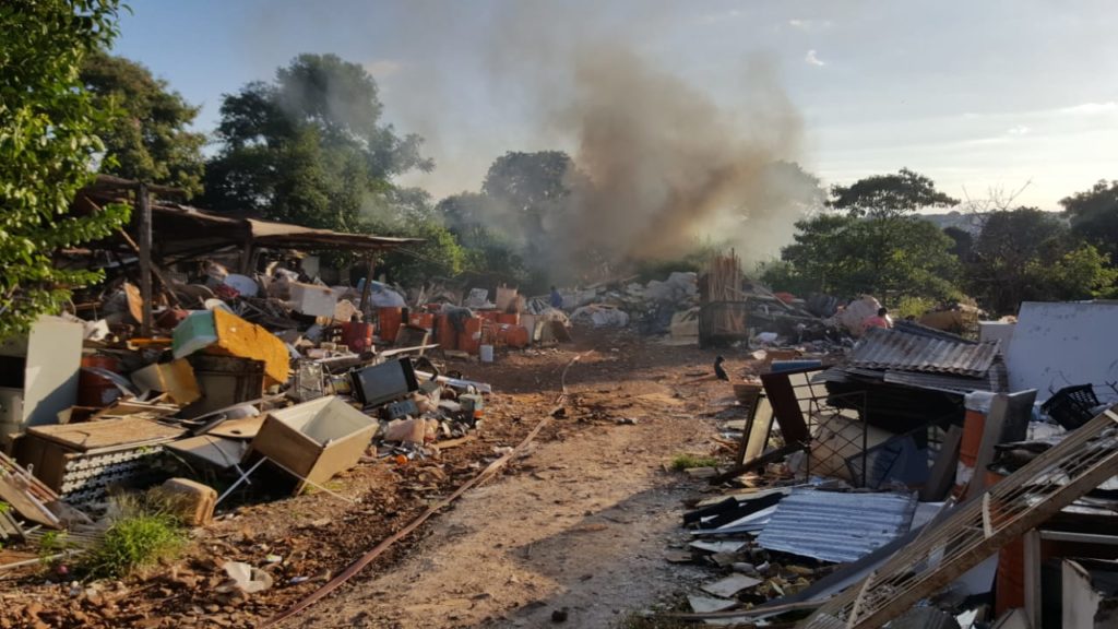 Incêndio em depósito de recicláveis mobiliza Bombeiros até a Av. Piquiri