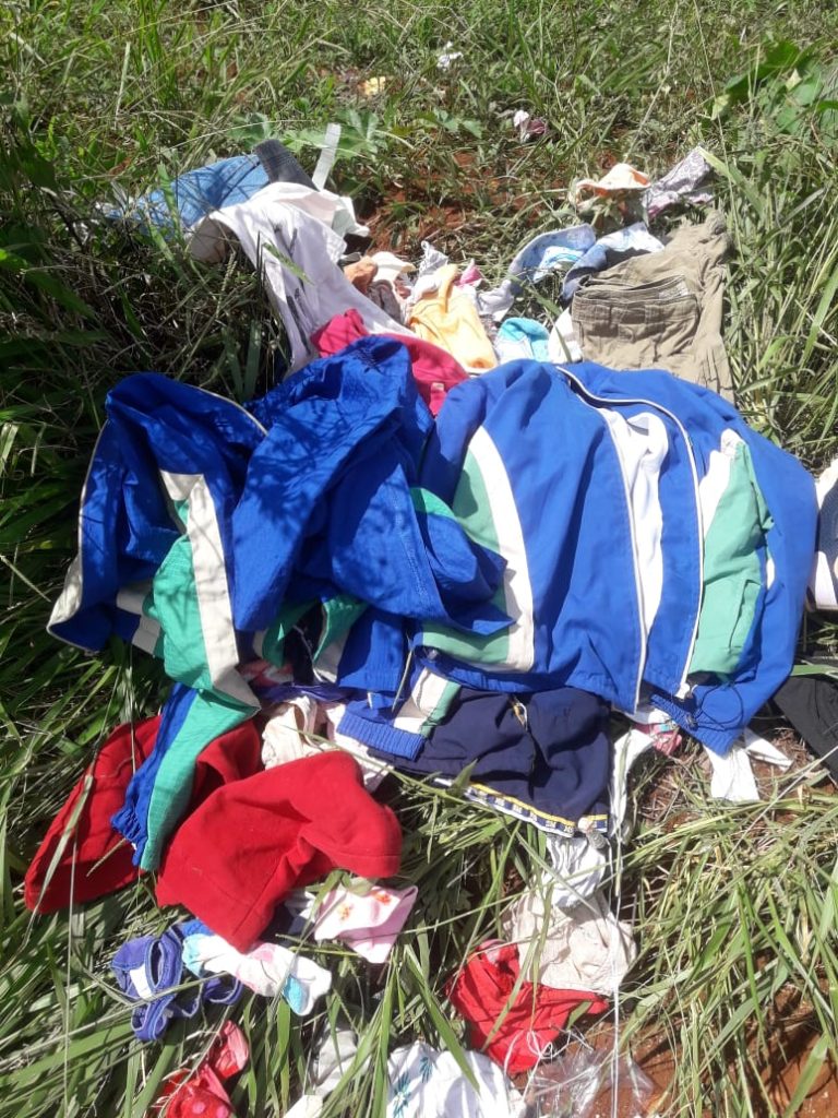 Uniformes da rede municipal são descartados em terreno