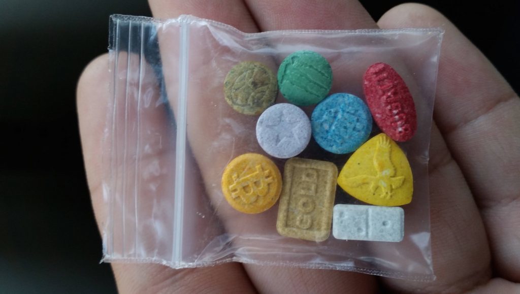 Motorista faz conversão irregular, é avistado pela PM e preso com ecstasy