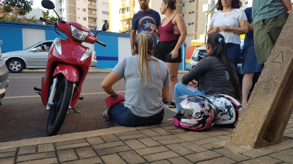 Carro atinge motocicleta e duas mulheres ficam feridas