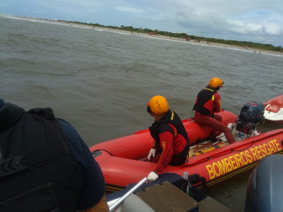 Bombeiros resgatam corpo que pode ser de curitibano que desapareceu no mar após afogamento Imagem referente a Bombeiros resgatam corpo que pode ser de curitibano que desapareceu no mar após afogamento