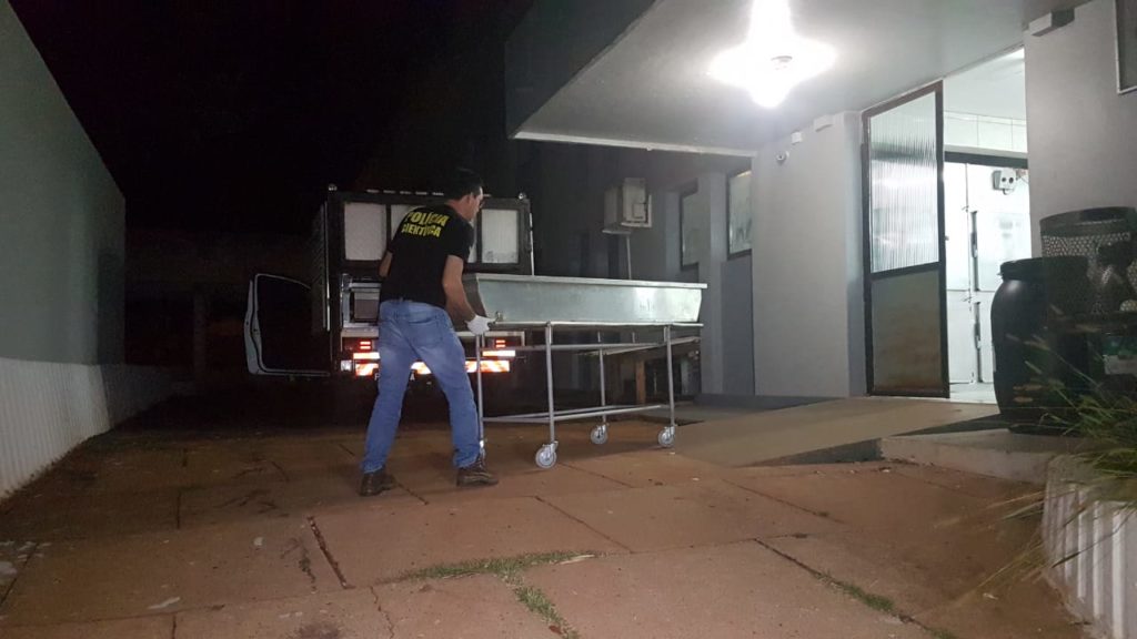 Corpo de homem que foi baleado em Ramilândia é levado ao IML