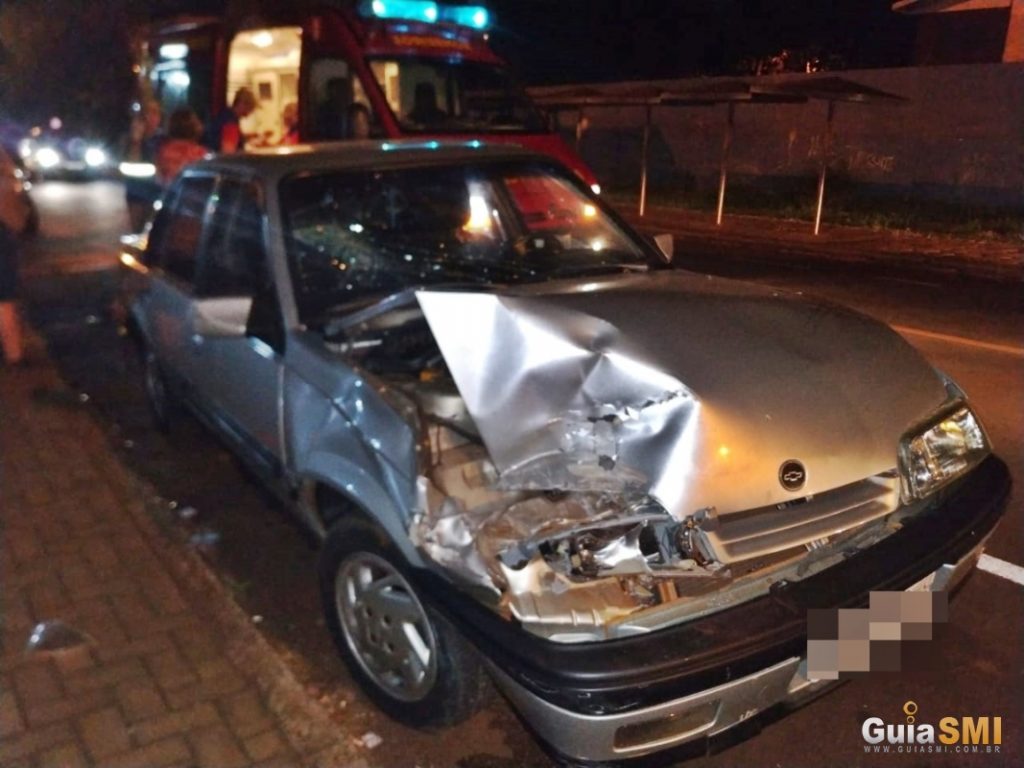 Carro bate em caminhonete estacionada e duas pessoas ficam feridas