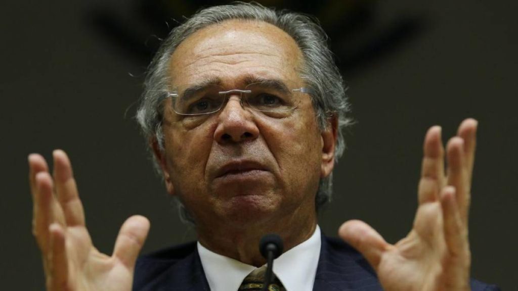 Guedes fala em covid-19 ‘indo embora’ e tendência de redução de programas emergenciais