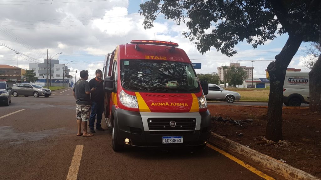 Mulher fica ferida ao ser atingida por moto na Rua Antonina
