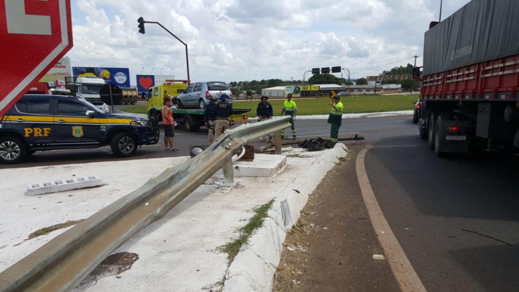 Condutor de Clio derruba semáforo no Trevo Cataratas