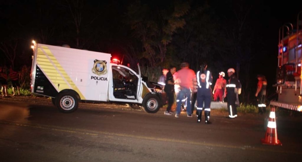 Jovem morre após ser ejetado de carro que saiu da pista e atingiu árvores às margens da BR-369, em Jandaia do Sul