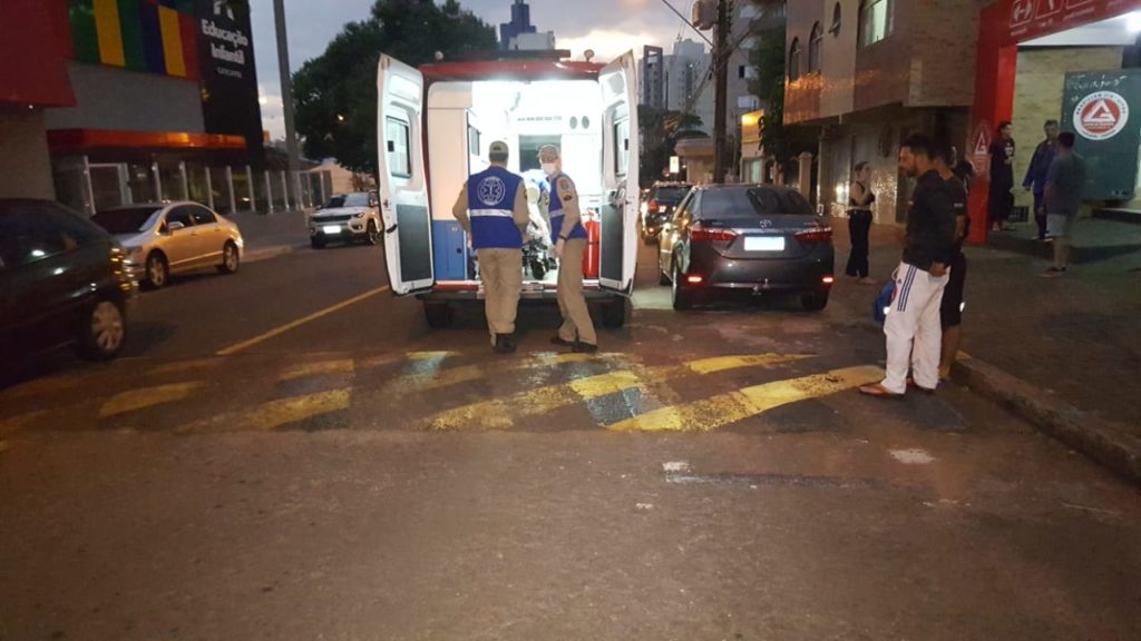 Mulher fratura a perna em acidente esportivo no Centro de Cascavel
