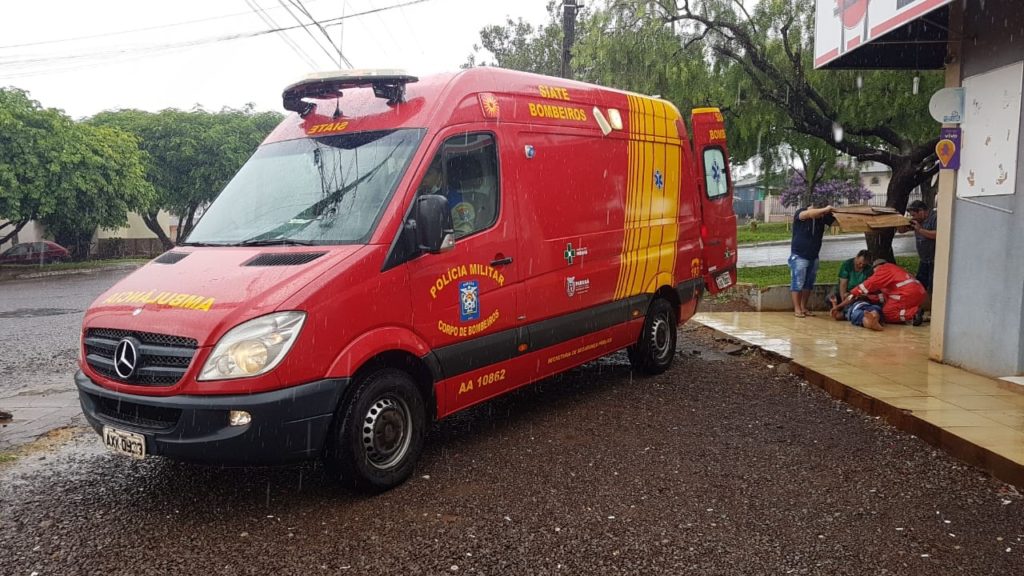 Homem fica ferido ao cair em calçada, no Bairro Periolo