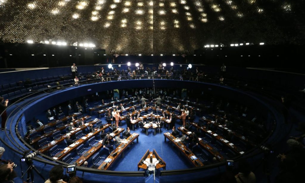 Auxílio emergencial e disputa pelo Orçamento travam votações do Plenário