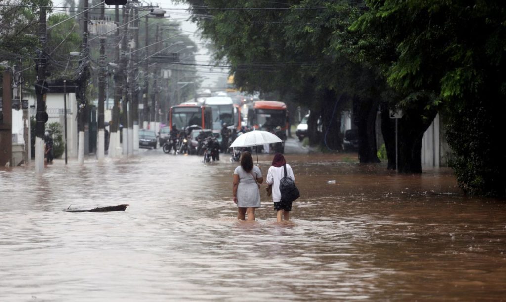Capital paulista fica em estado de atenção para alagamentos