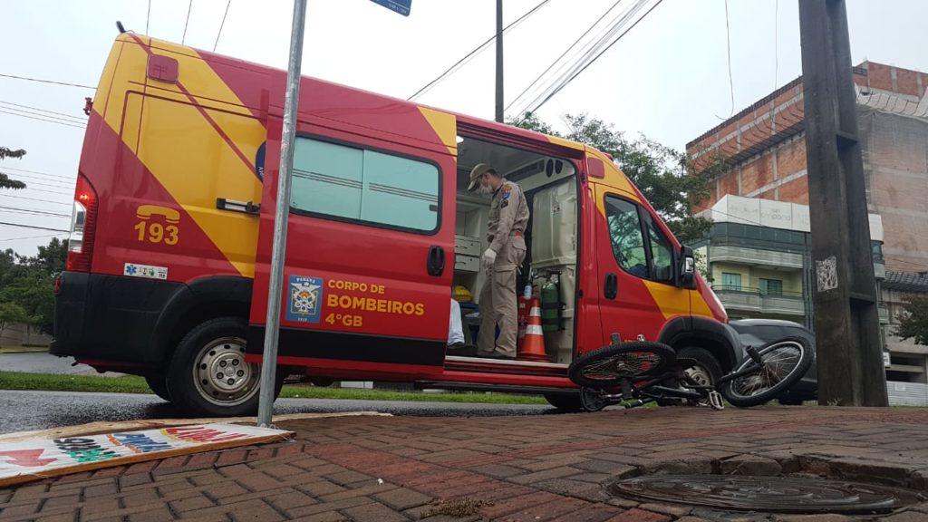 Ciclista é socorrido ao sofrer queda na Av. Rocha Pombo