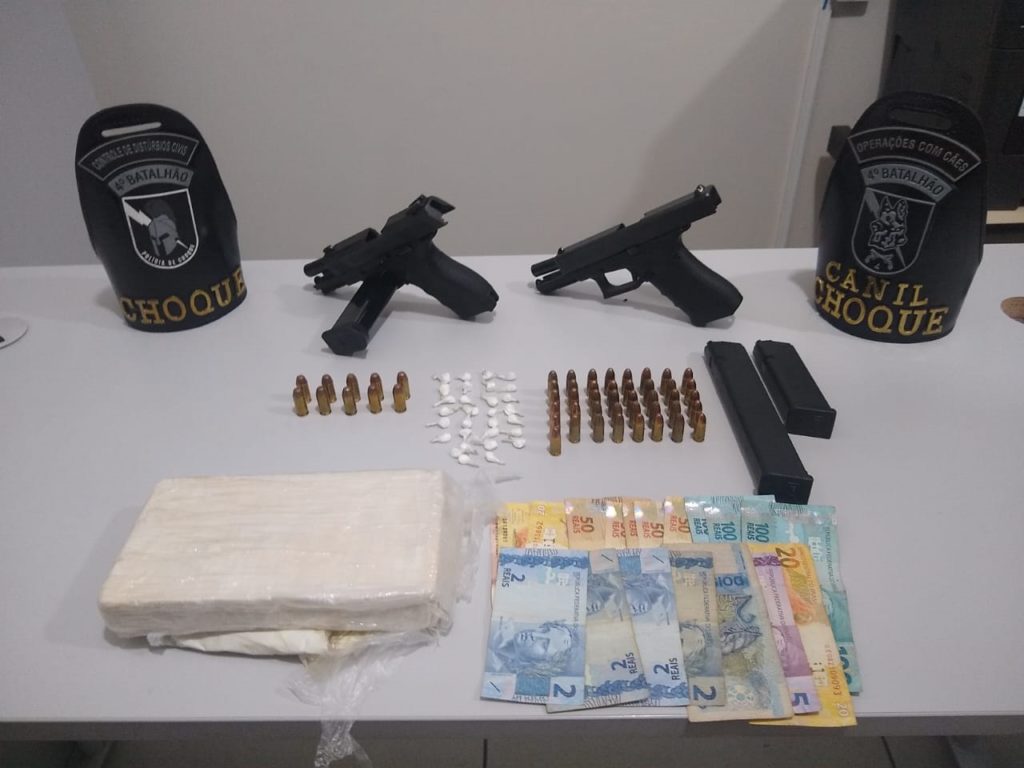PM detém quatro pessoas, apreende armas, munições e drogas em Sarandi