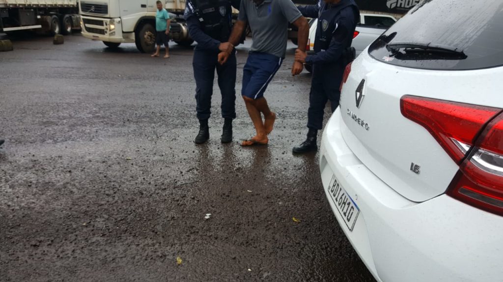 Homem que andava nu é contido às margens da BR-277
