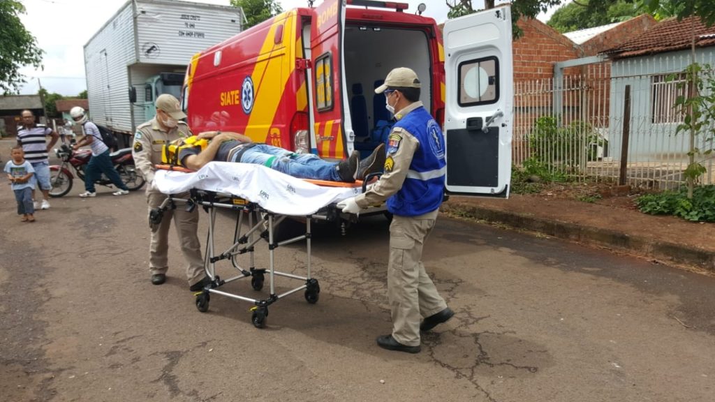 Homem é socorrido ao cair de caminhão, no Bairro Interlagos