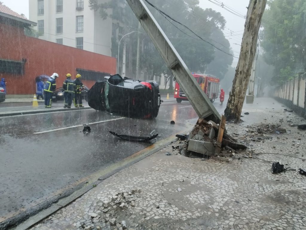 Carro se perde em curva, derruba poste e capota nos fundos do Colégio Estadual, em Curitiba