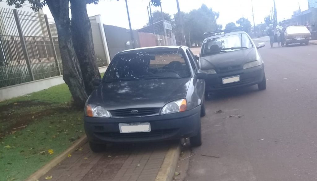 Carro sobre a calçada atrapalhando pedestres gera reclamação, no Jardim Consolata