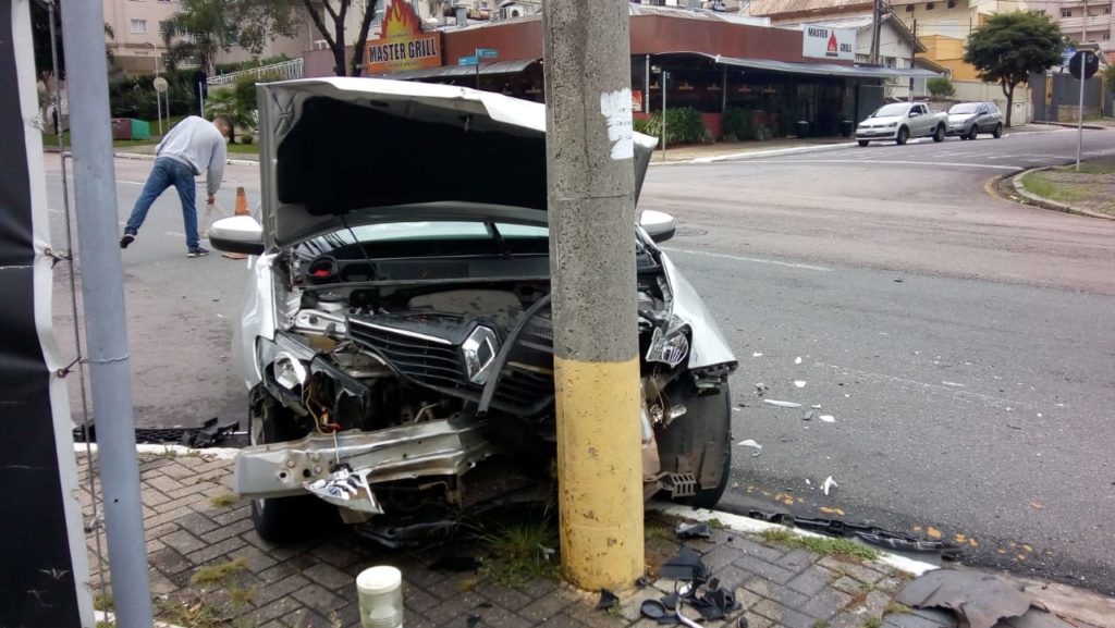 Motorista fica ferida após bater contra van e poste em Curitiba