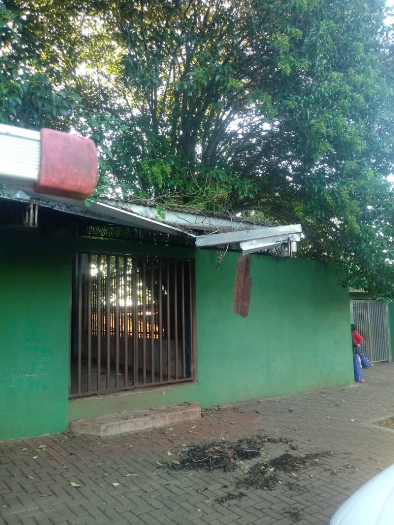 Internauta reclama de calha que pode cair na Escola do Bairro Guarujá